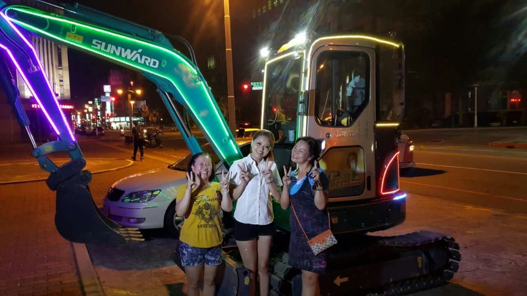 嘉義市长大赞55世纪智能挖掘机环台义举