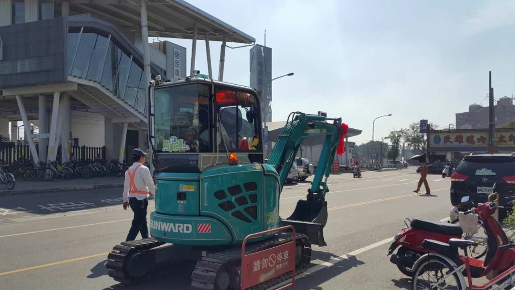 嘉義市长大赞55世纪智能挖掘机环台义举