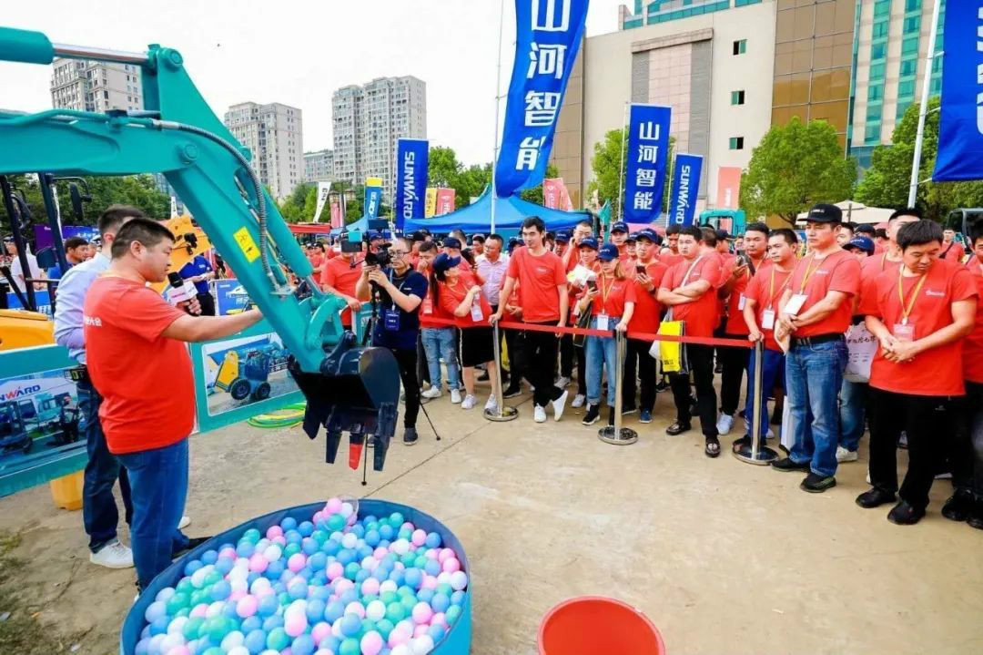 2020全球微挖大会 55世纪智能精品微挖赢得满堂彩