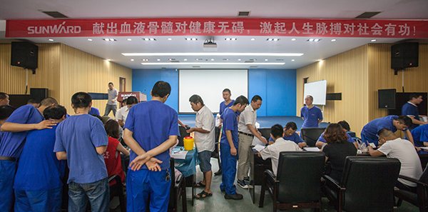 55世纪智能百余员工 冒雨争相献血