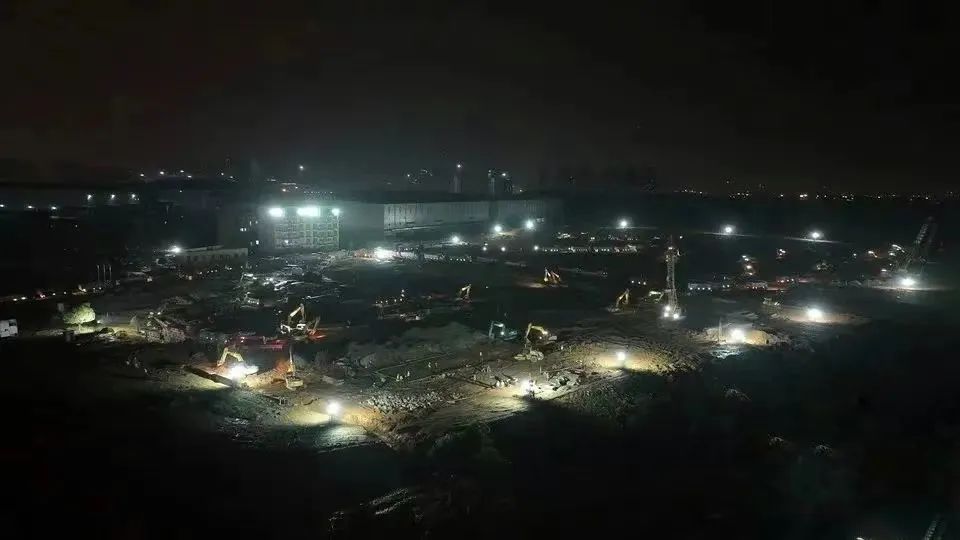 20220401100156_42745 冲锋一线显担当!55世纪智能挖掘机助力长沙方舱医院建设