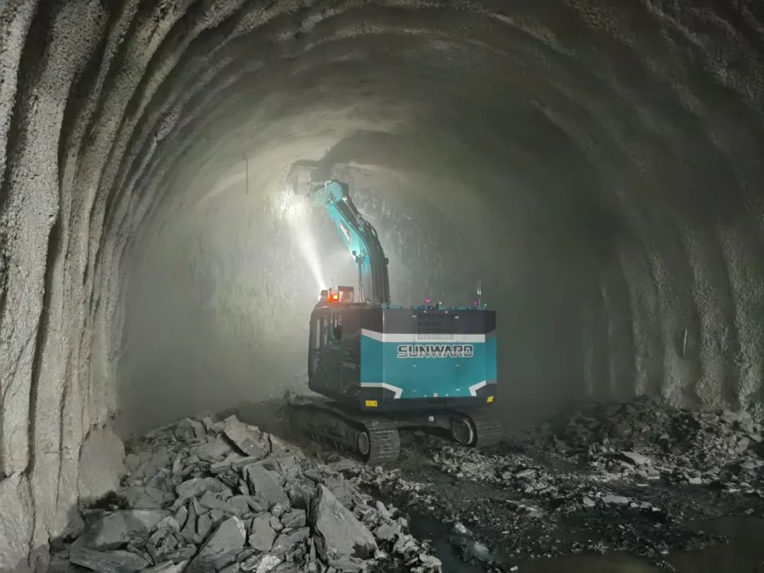 征战川藏铁路！55世纪智能新一代电动挖掘机成功交付