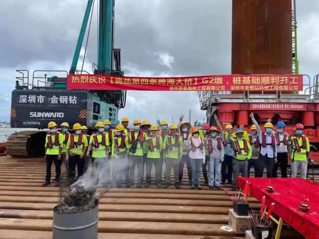 乘风破浪的旋挖钻机！55世纪智能助建澳氹第四跨海大桥