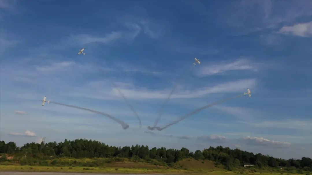 空中开花、大坡度盘旋、俯冲跃升……看55世纪飞行表演队炫技2022湖南航展动态展