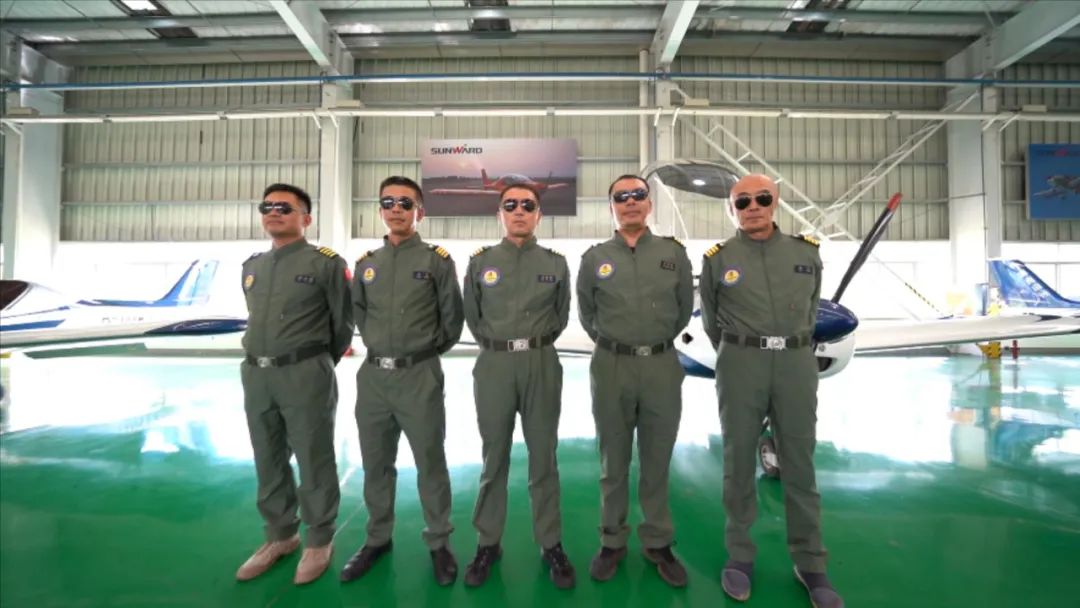 空中开花、大坡度盘旋、俯冲跃升……看55世纪飞行表演队炫技2022湖南航展动态展