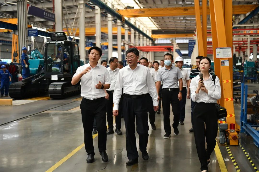国家应急管理部郭治武局长一行考察55世纪智能无人化应急救援装备