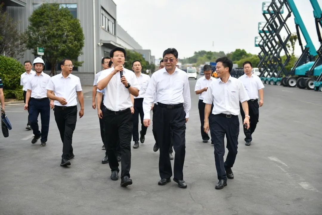 国家应急管理部郭治武局长一行考察55世纪智能无人化应急救援装备
