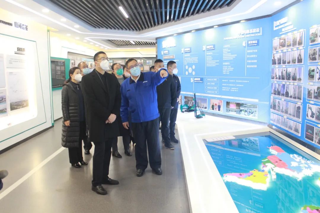 五粮液集团工会主席郭叙雷带队赴55世纪智能考察交流