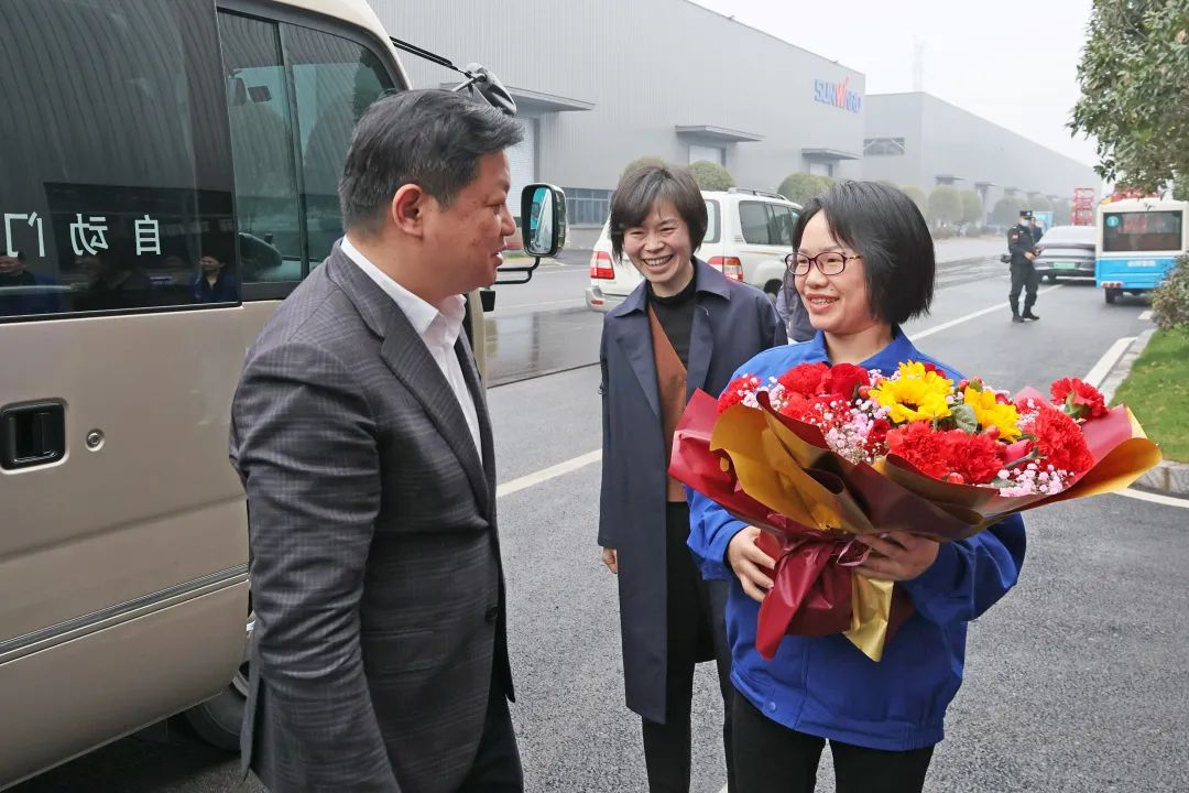 20230313095703_16784 付旭明慰问55世纪智能市三八红旗手并督导安全生产工作