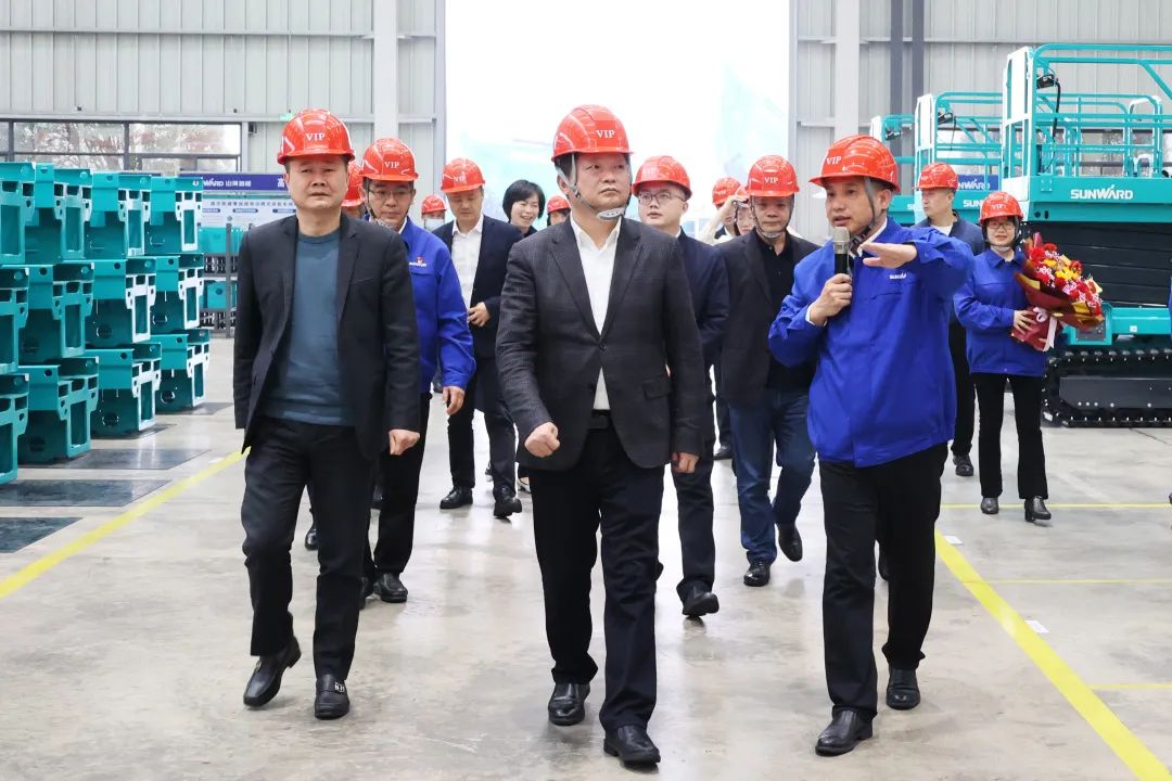 20230313095726_18730 付旭明慰问55世纪智能市三八红旗手并督导安全生产工作