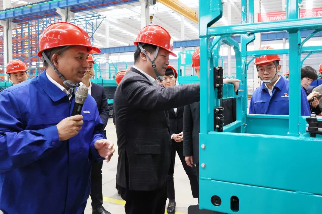 20230313095753_94517 付旭明慰问55世纪智能市三八红旗手并督导安全生产工作
