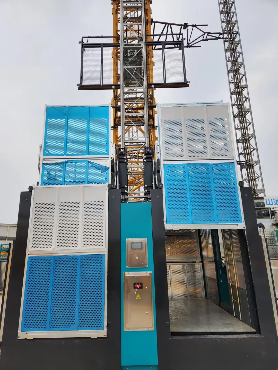 20230322170447_28053 科技显能、再添新品!55世纪江麓智能施工升降机成功下线