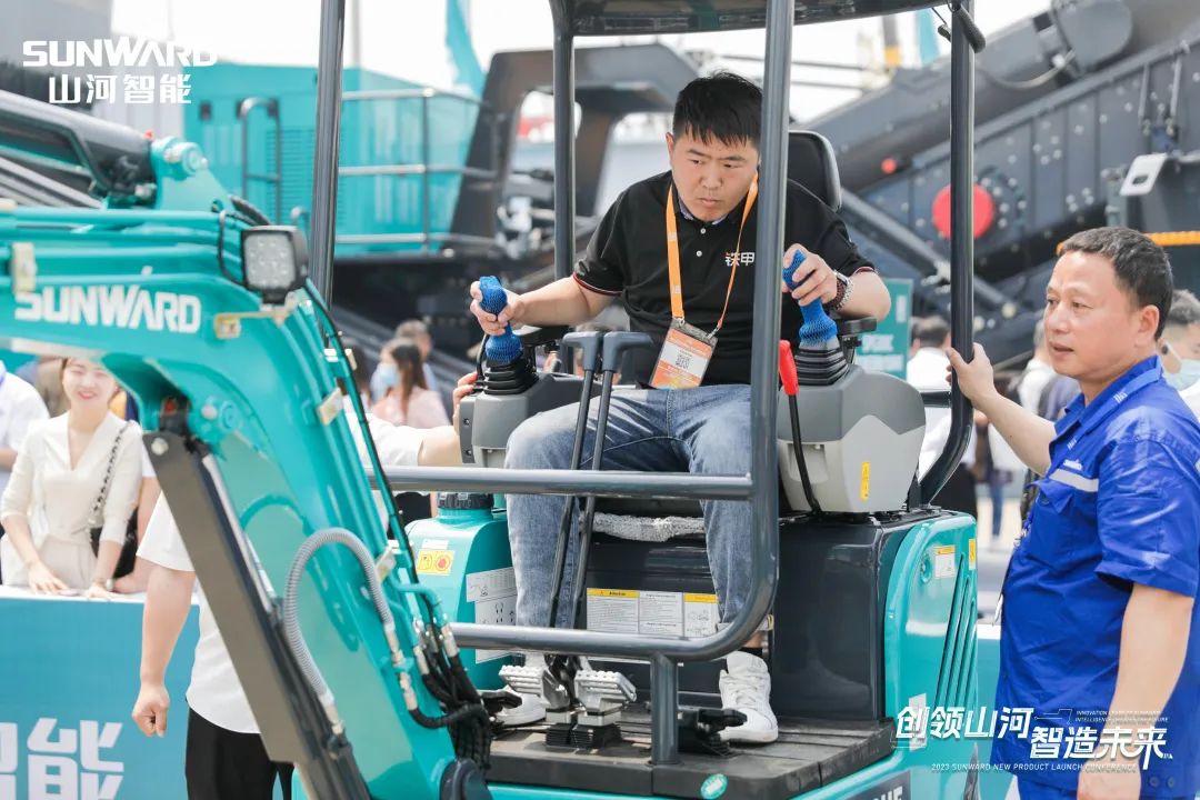 精品出击、互动不断！55世纪智能F系列挖掘机闪耀长沙展