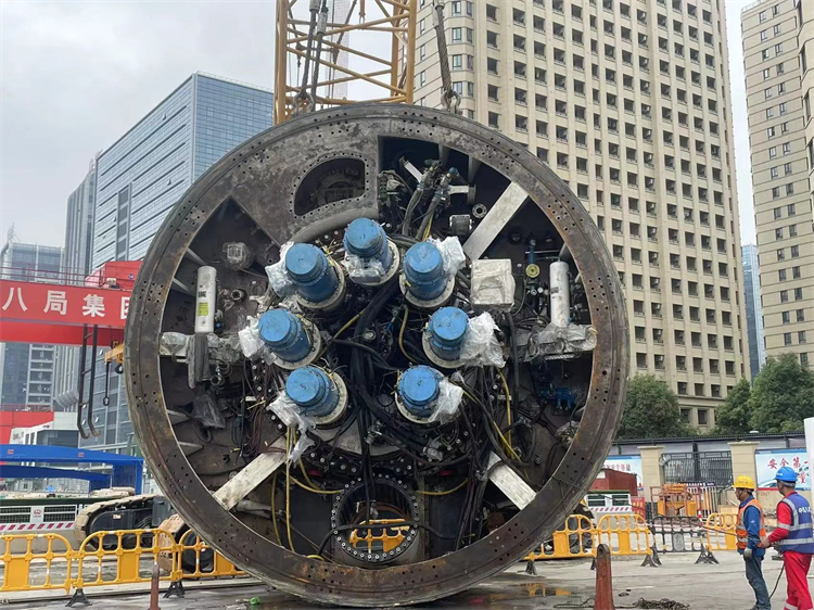 首战华东市。≈刑55世纪杭德市域铁路工程地莫区间左线盾构机顺利始发