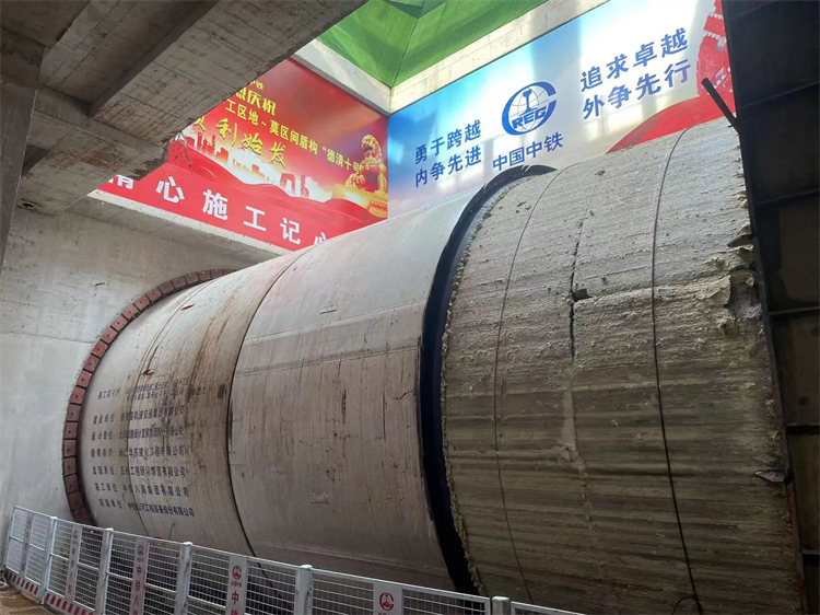 首战华东市。≈刑55世纪杭德市域铁路工程地莫区间左线盾构机顺利始发