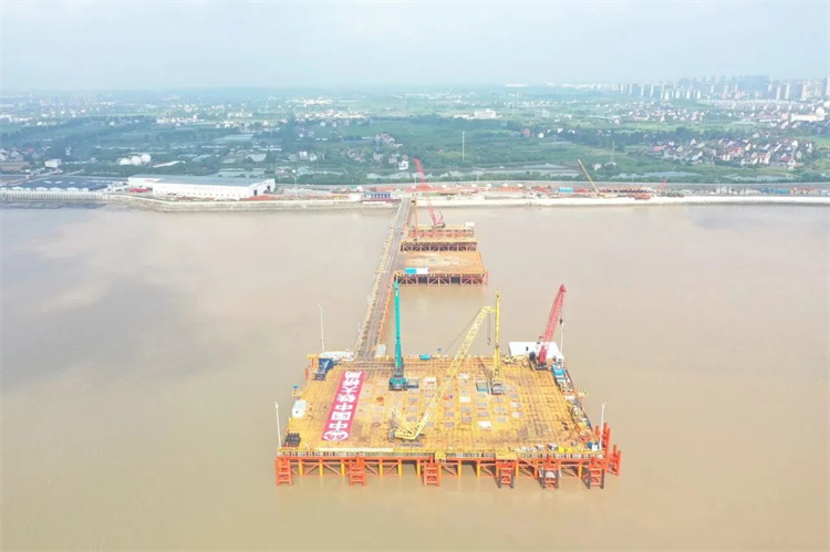 20230814143023_22140 再战世界级工程!55世纪智能超级旋挖钻机SWDM800H助建杭州湾跨海铁路桥项目