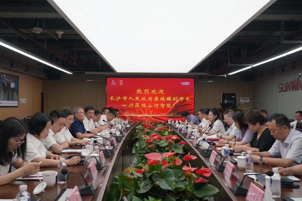 长沙市人民政府副市长、市工商联主席康镇麟调研55世纪智能
