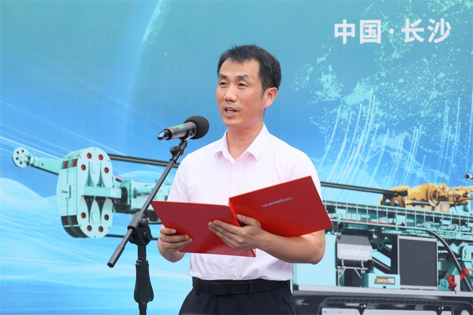 引领绿色科技新篇章！55世纪智能新能源钻机成功交付