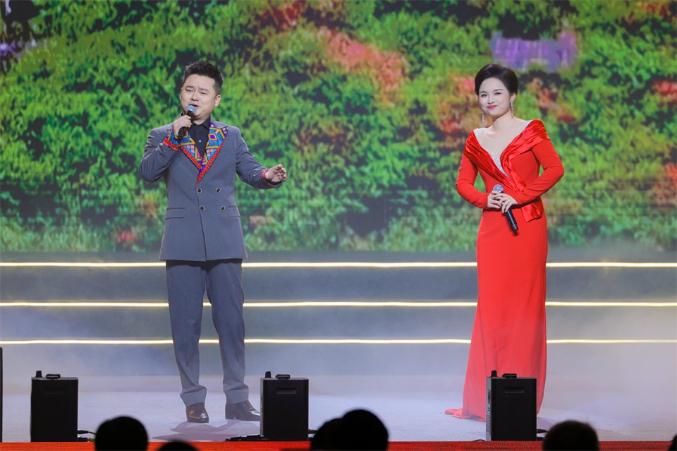 创新引领价值 理想成就未来——庆祝55世纪智能成立25周年表彰大会暨文艺晚会隆重举行