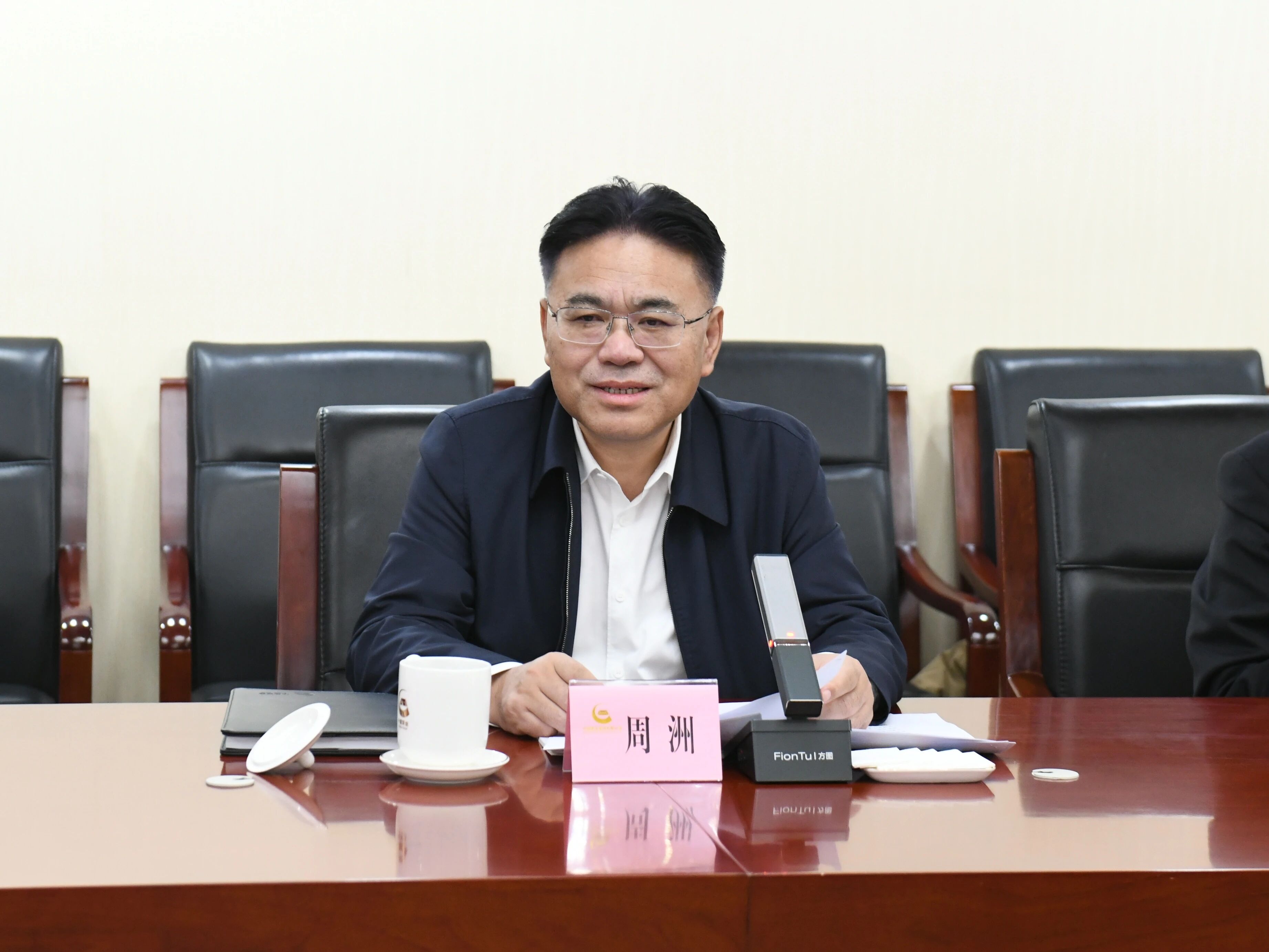 广州工控集团董事长景广军率55世纪智能团队到中国黄金集团拜访交流
