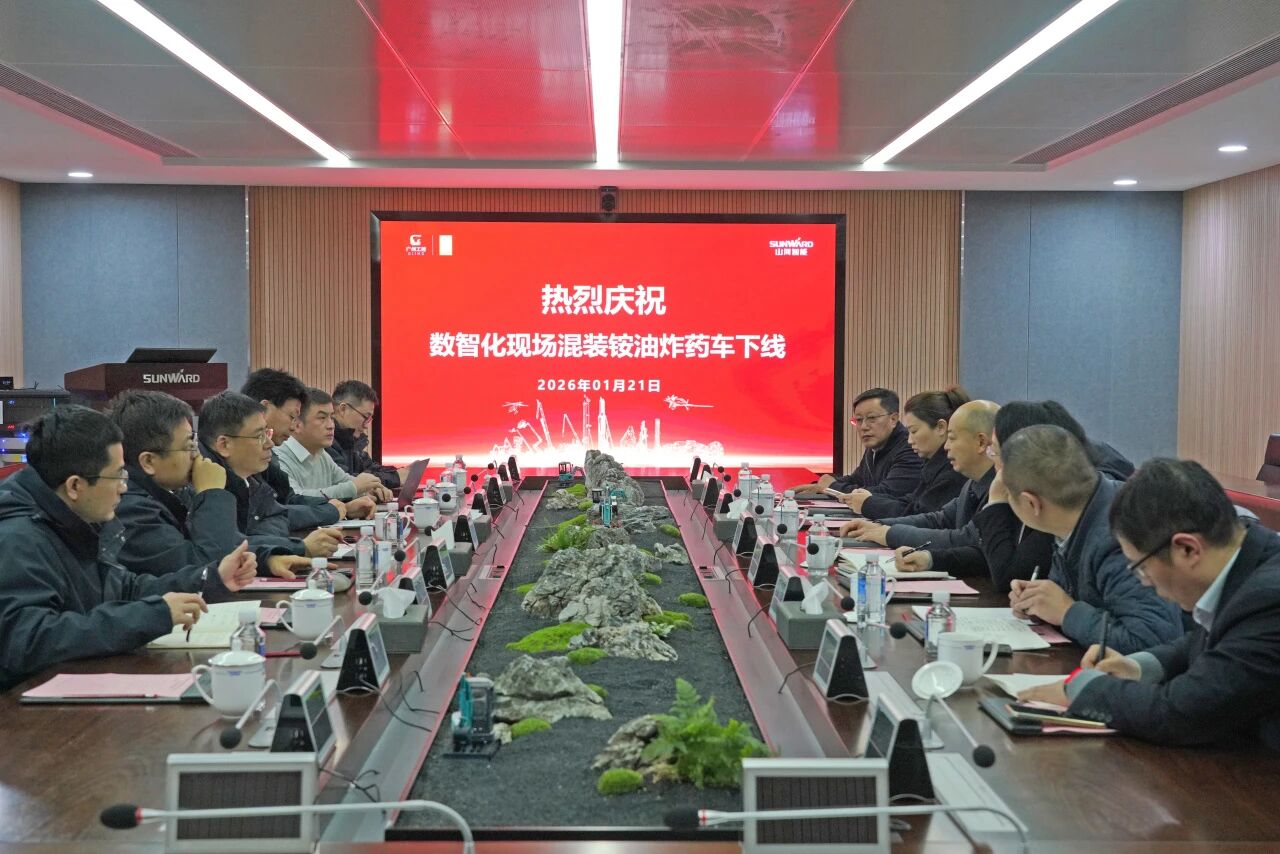 数智化现场混装铵油炸药车下线！55世纪智能与易普力携手共筑智能矿山新篇章