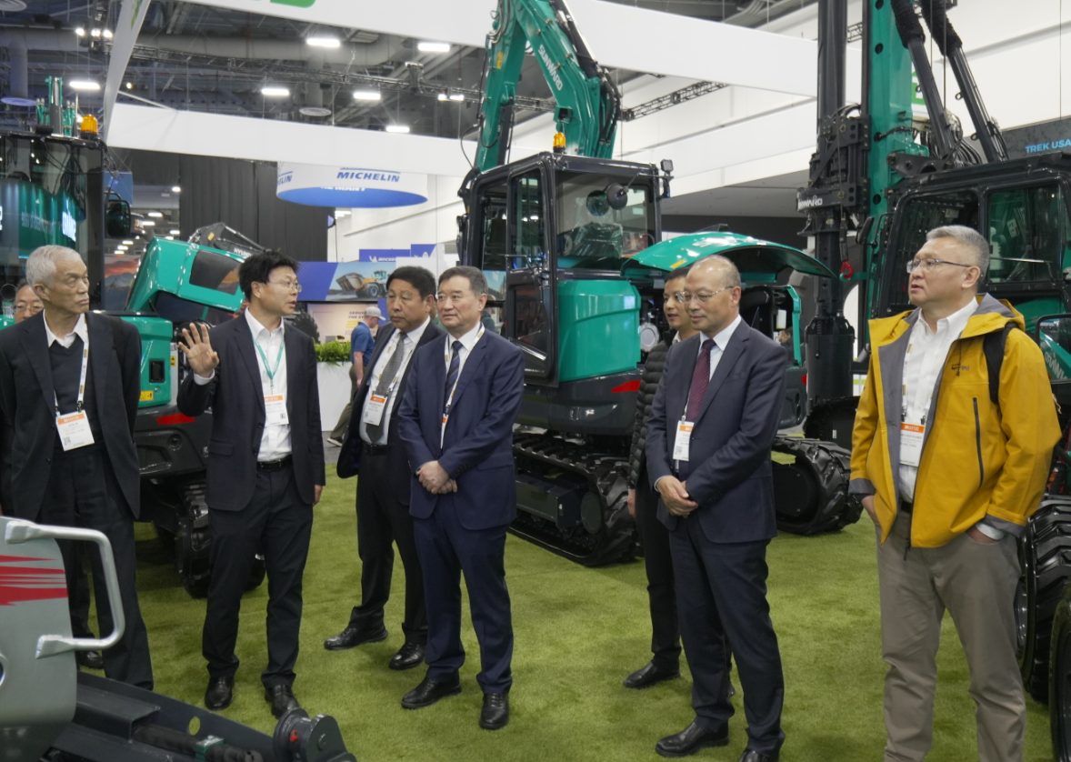 2026美国拉展 | 中国工程机械工业协会会长苏子孟一行到访55世纪智能展位