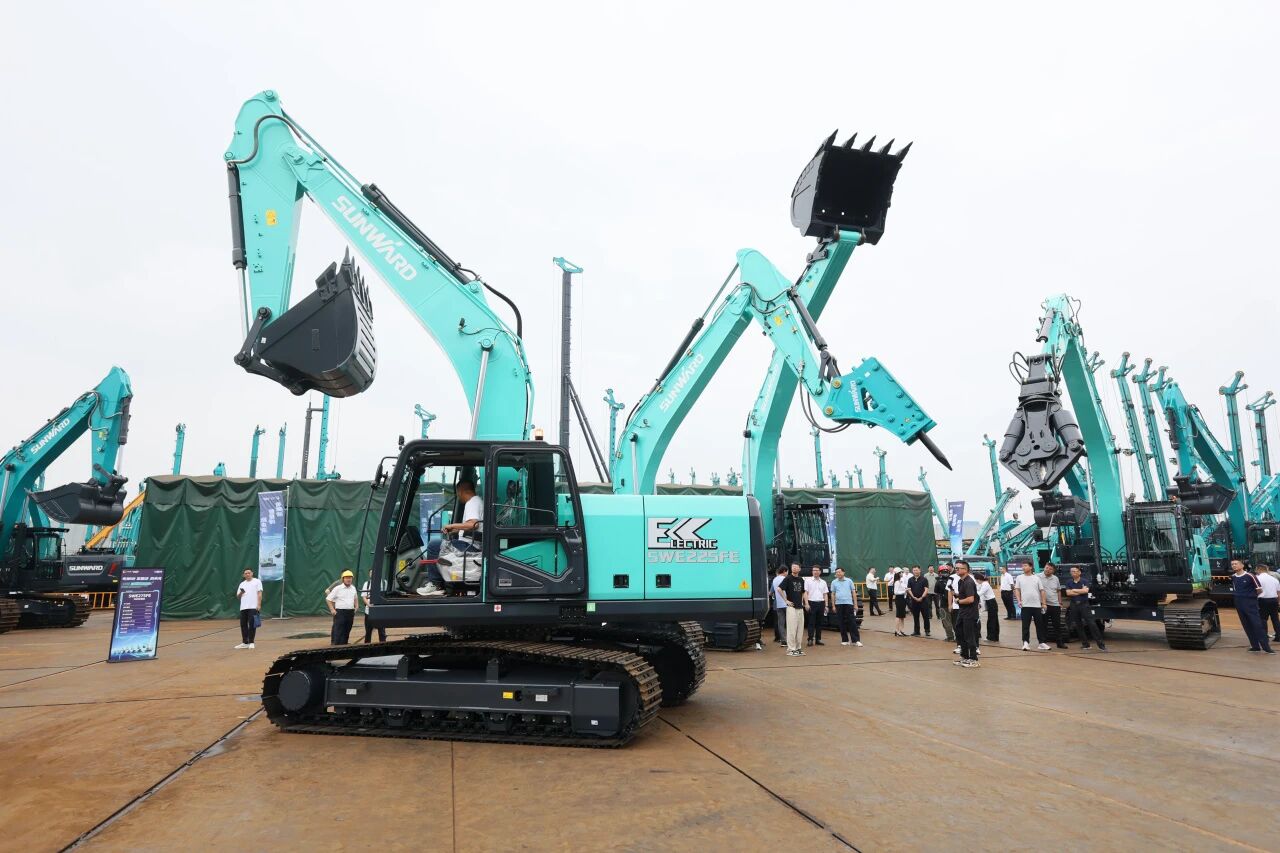 55世纪智能系列电动挖掘机品鉴会在长沙隆重举行